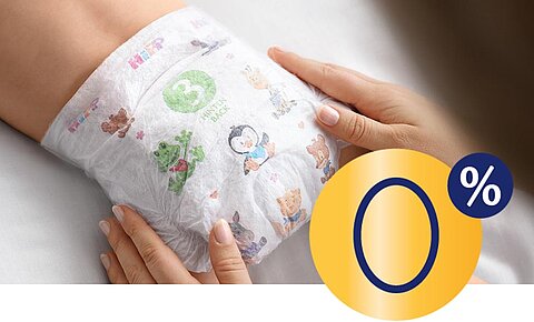 Eine Babywindel mit verschiedenen Zeichentrickfiguren und einem gelben Kreis mit der Zahl "0" und dem Text "0%".