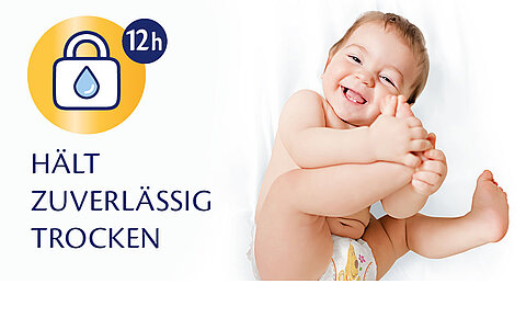 Ein Baby, das mit seinen Füßen spielt, mit einem Schlosssymbol und dem Text 'HALT ZUVERLASSIG TROCKEN' darunter, der die Sicherheit und den Komfort des Babys betont.