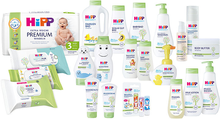 Eine Reihe von Babypflegeprodukten der Marke "Hipp", darunter Feuchttücher, Lotionen, Shampoos und mehr, mit Schwerpunkt auf natürlichen und biologischen Inhaltsstoffen.
