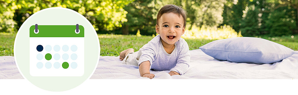 Ein Baby, das auf einer Decke in einem Park liegt, mit einem Kalendersymbol im Vordergrund.