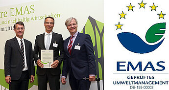 Drei Männer stehen vor einer Kulisse mit der Aufschrift "EMAS und nachhaltig wirtschaften" und der Jahreszahl "2015". Einer der Männer hält ein Zertifikat mit der Aufschrift "GEPRÜFTES UMWELTMANAGEMENT".