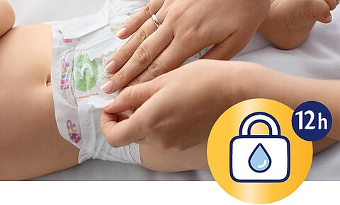Nahaufnahme einer Babywindel mit einer Hand, die sie zurechtrückt, begleitet von einem gelben Kreis mit einem Vorhängeschloss-Symbol und dem Text "12h".