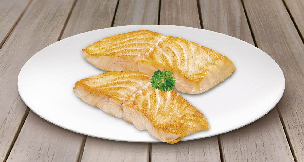 Zwei gegrillte Lachsfilets auf einem weißen Teller, garniert mit einem Zweig Petersilie.